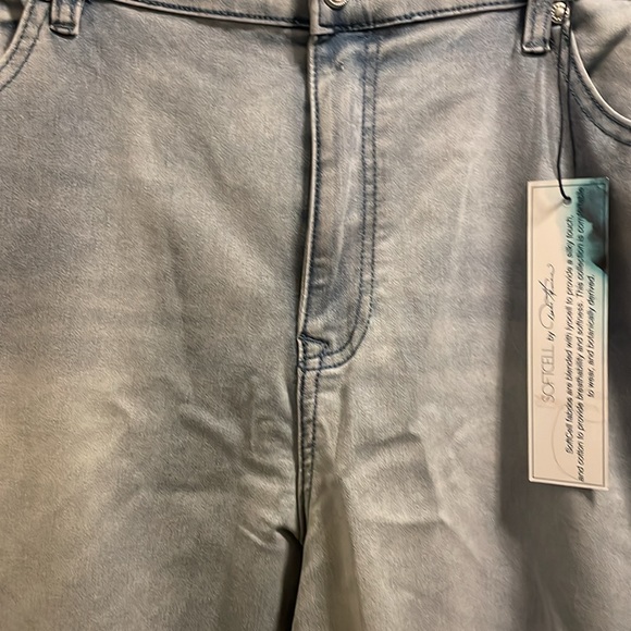 DG2 Stretch Lightwash Capris with Double Stylish Hem 20W - Picture 3 of 7